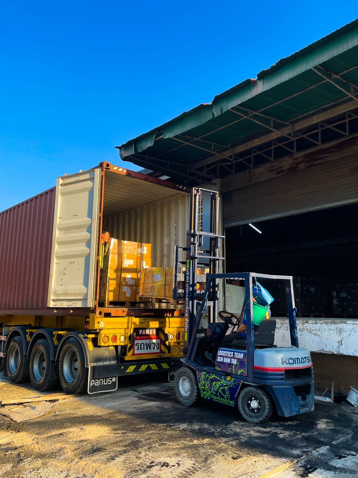 Palettierte Ware beim Beladen eines Containers